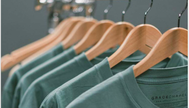 gröna t-shirts hänger på galgar