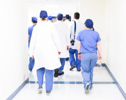 personal på sjukhus i arbetskläder