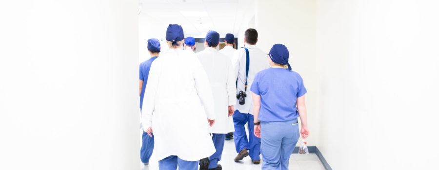 personal på sjukhus i arbetskläder